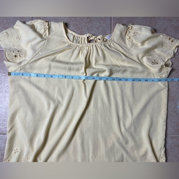 Lauren Conrad Butter Yellow Eyelet Blouse Top, Size Large - Picture 7 of 8
